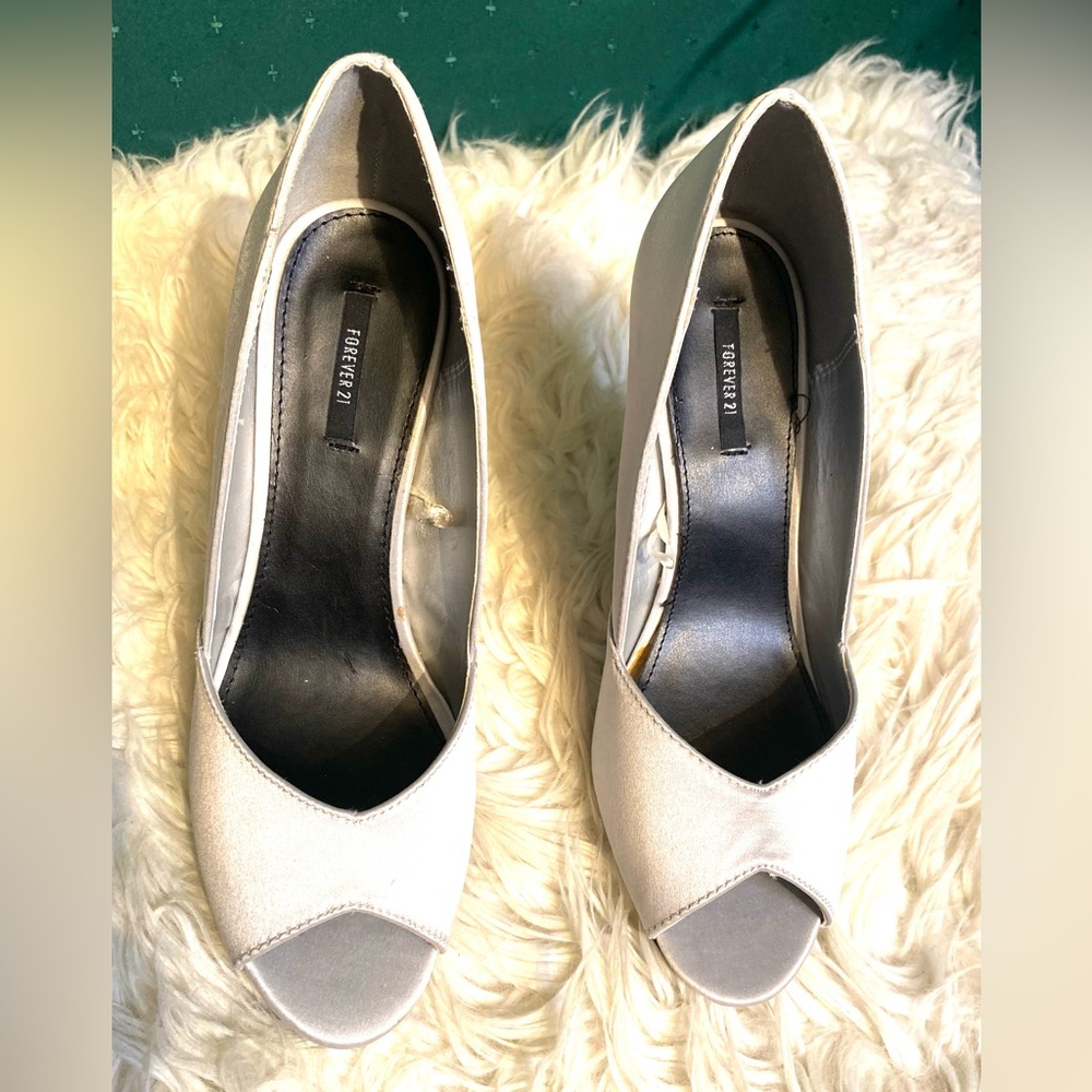 Silver shoes Size 9. - Picture 3 of 14